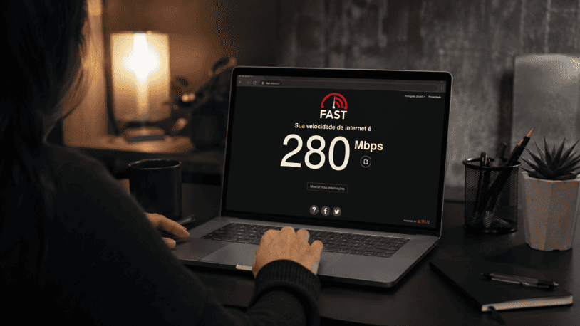 Pessoa testando a velocidade da internet no fast.com